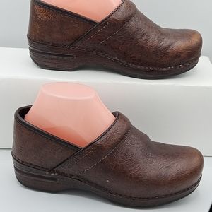 Dansko XP brown embossed leather clog size 39 US size 8.5/9